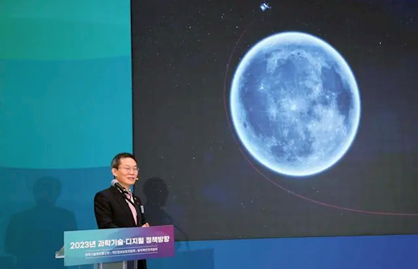 韩国第一个月球探测器发回第一张照片：地月黑白合影-第2张图片-9158手机教程网