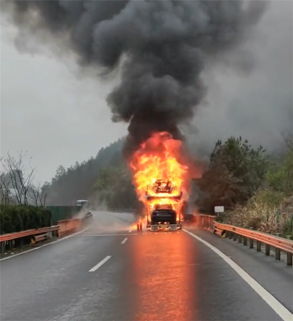 10辆特斯拉新车高速上集体燃烧 只剩一堆废铁架子-第1张图片-9158手机教程网