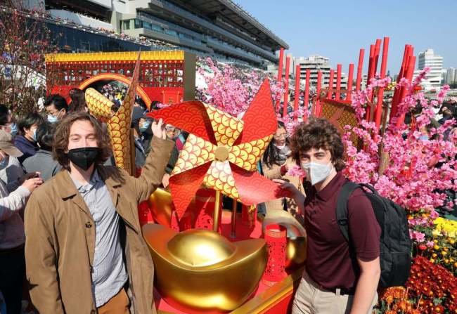 香港举行新春赛马喜迎兔年，入场人数创三年来新高-第5张图片-9158手机教程网