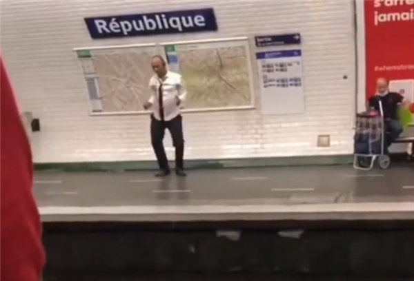 国外小哥拍下巴黎坐地铁见闻 网友：科幻电影还是保守了-第5张图片-9158手机教程网