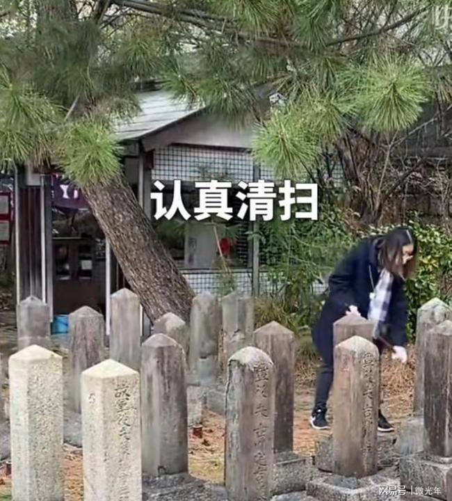 女生祭拜埋葬在日本的中国烈士，摆正国旗放下辽宁号照片 泪目了-第2张图片-9158手机教程网
