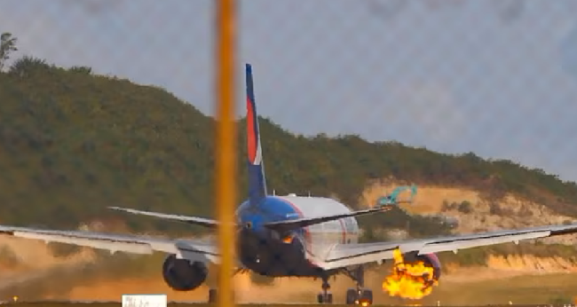 俄罗斯一架飞机起飞时起火：轮胎爆炸引擎喷火机上载321人！-第1张图片-9158手机教程网