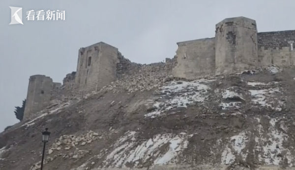 土耳其一座有千年历史的古堡在地震中倒塌 在暴雪中等待救援-第1张图片-9158手机教程网