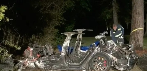 特斯拉Model S撞树后起火两人死亡 驾驶座无人！官方公布真相-第1张图片-9158手机教程网