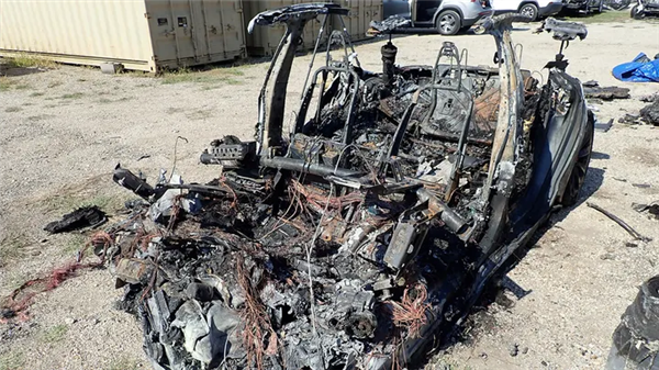 特斯拉Model S撞树后起火两人死亡 驾驶座无人！官方公布真相-第2张图片-9158手机教程网