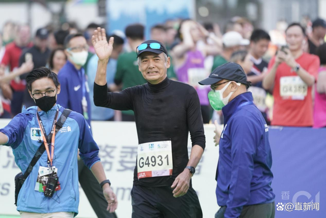 67岁周润发参加10公里马拉松赛 被在场不少人求合照-第2张图片-9158手机教程网