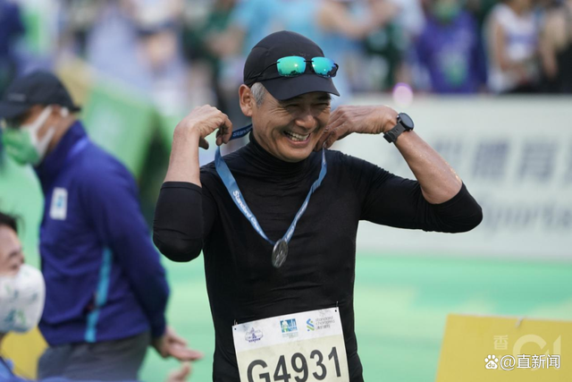 67岁周润发参加10公里马拉松赛 被在场不少人求合照-第1张图片-9158手机教程网