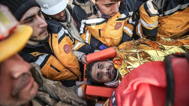 土耳其女子获救后转天不幸离世 救援队员强忍泪水互相安慰-第1张图片-9158手机教程网