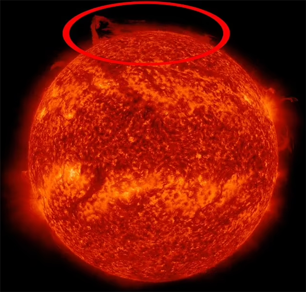 NASA拍到太阳北极一块断裂脱落：前所未有 科学家都懵了-第1张图片-9158手机教程网