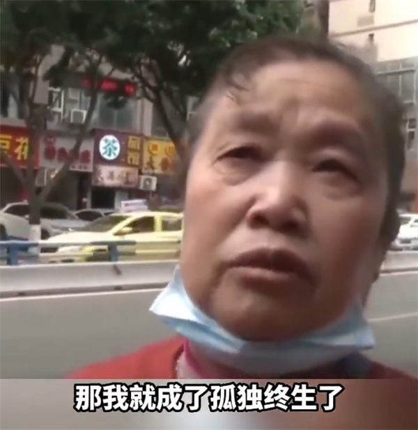 重庆70岁阿姨参加超市免费赠纸活动结果微信被封 哭诉会孤独终老-第1张图片-9158手机教程网