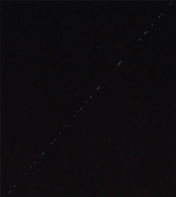 壮观！马斯克星链卫星驶过西班牙夜空：宛若空中列车-第1张图片-9158手机教程网