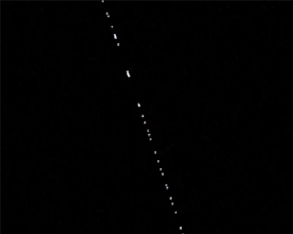 壮观！马斯克星链卫星驶过西班牙夜空：宛若空中列车-第2张图片-9158手机教程网